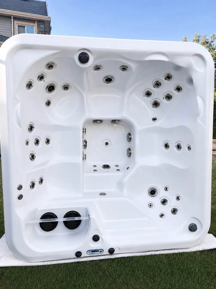 Lazy boy hot tub. Full warranty. - photo 2
