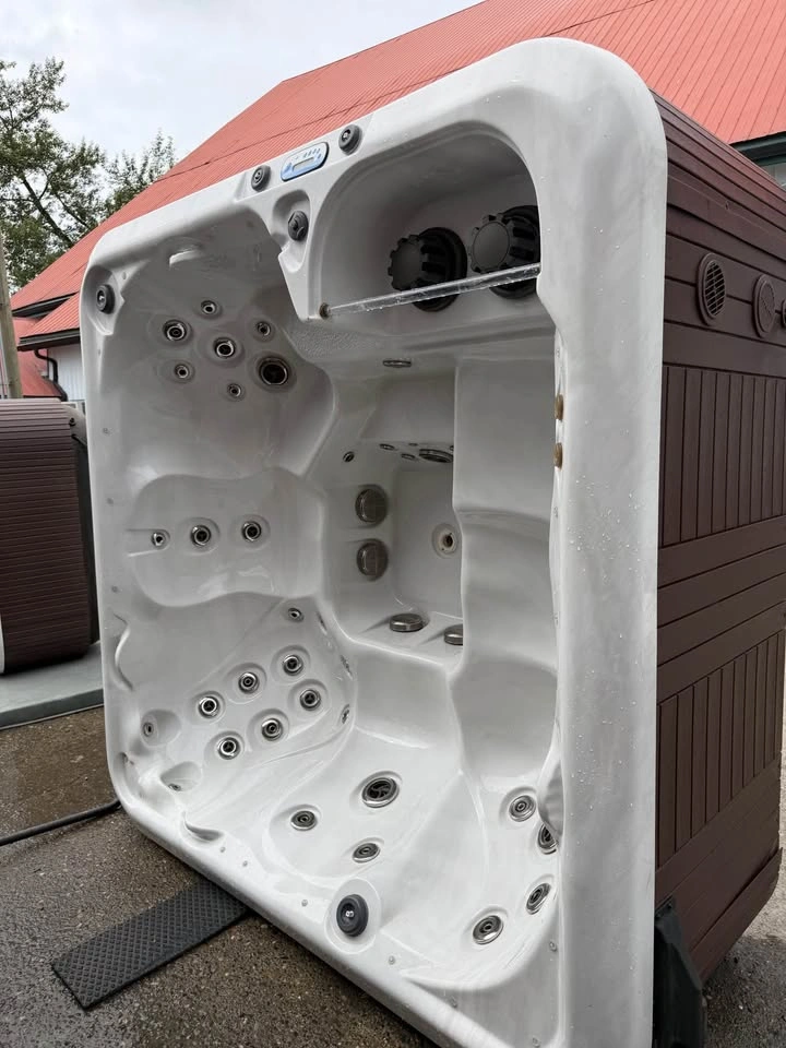 Lazy boy hot tub. Full warranty. - photo 4
