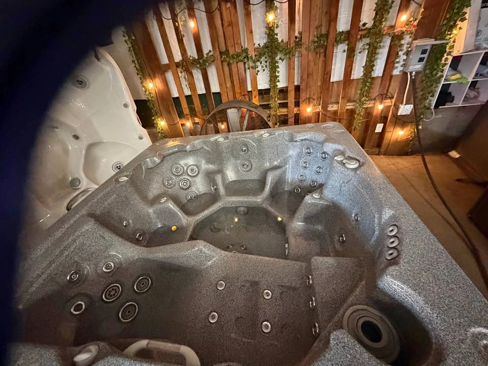 6 person hot tub, free delivery & full warranty.