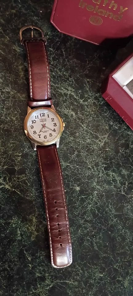 Kathy Ireland Vintage Leather Band Watch w Box 90s As Is - photo 3