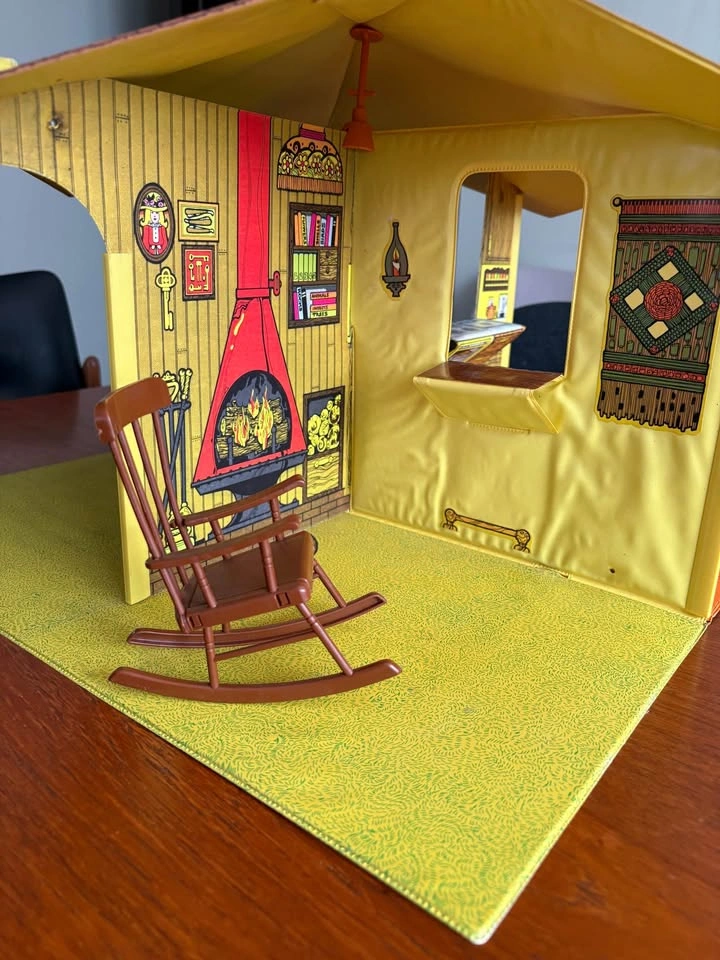 Vintage 1974 Sunshine Family Dollhouse - Complete with Family - photo 2