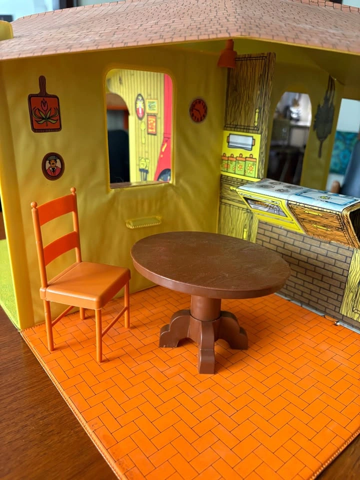 Vintage 1974 Sunshine Family Dollhouse - Complete with Family - photo 3