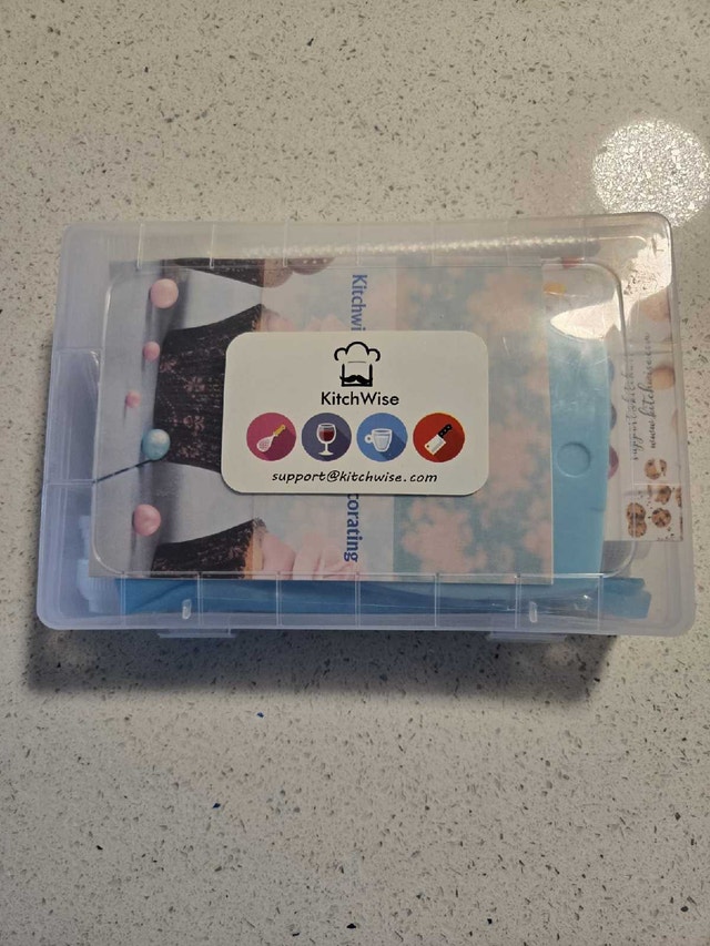 Kitchwise Cake Decorating & Piping Kit - Brand New