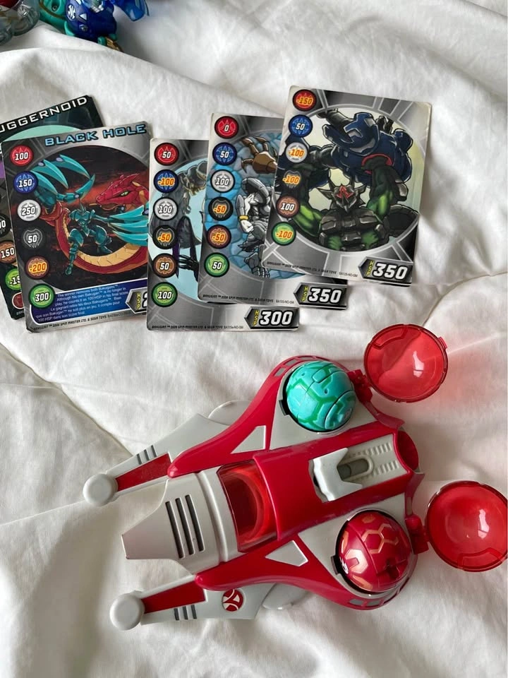 Gen 1 Bakugan Toy Lot: 13 Bakugan Balls, 16 Metal Gate Cards