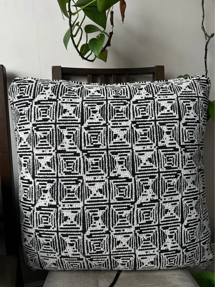 Set of 6 black & white large couch pillows - photo 2
