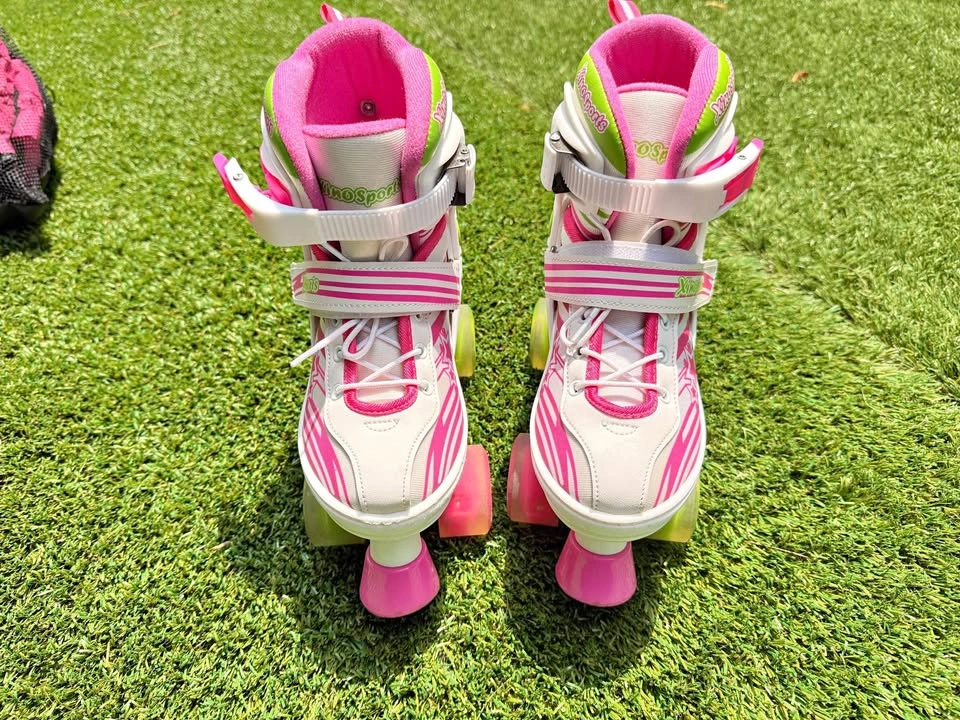 Adjustable Light-Up Kids Roller Skates - Pink and pads size 1-4