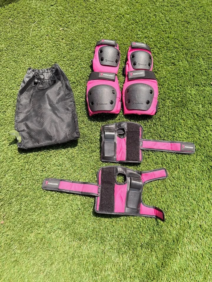 Adjustable Light-Up Kids Roller Skates - Pink and pads size 1-4 - photo 2