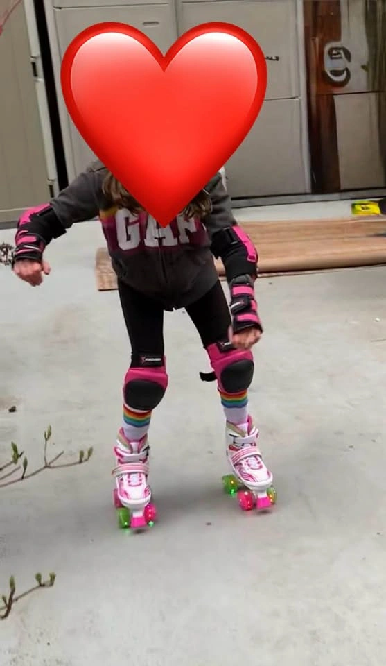Adjustable Light-Up Kids Roller Skates - Pink and pads size 1-4 - photo 3