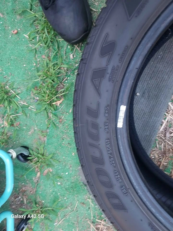 2x 225/50/17 tires - photo 2