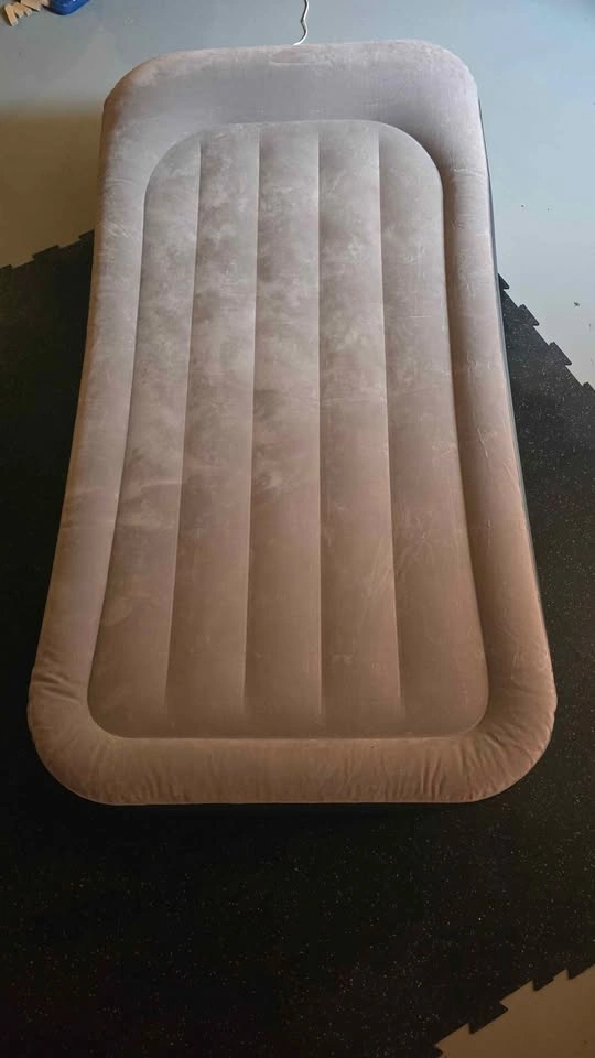 Intex Twin Inflatable Air Mattress with Built-in Pump - photo 3