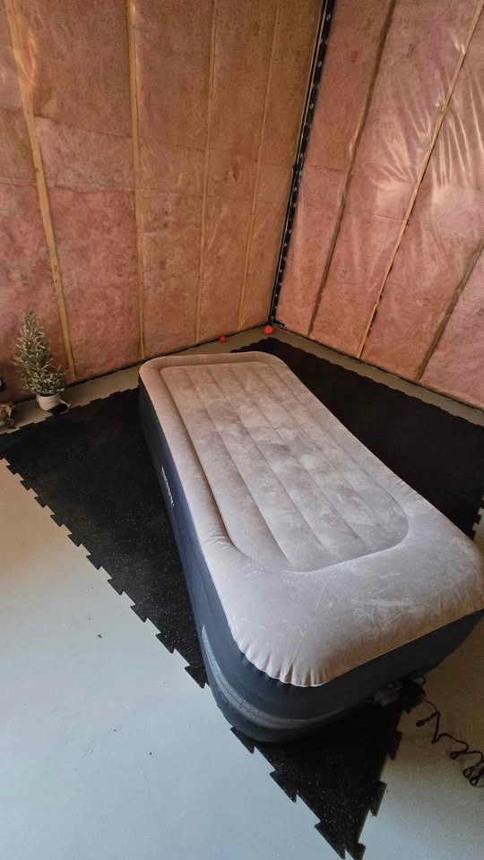Intex Twin Inflatable Air Mattress with Built-in Pump - photo 4