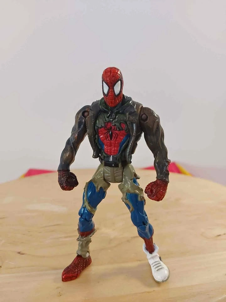 Vintage 1999 ToyBiz Battle Damaged Spider-Man 6" Figure