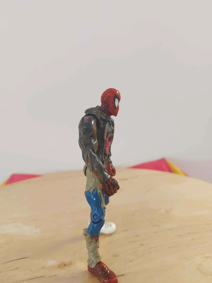 Vintage 1999 ToyBiz Battle Damaged Spider-Man 6" Figure - photo 2