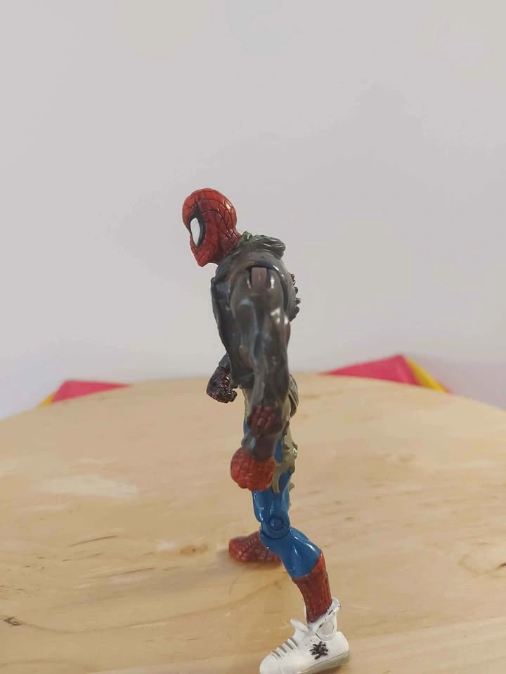 Vintage 1999 ToyBiz Battle Damaged Spider-Man 6" Figure - photo 3