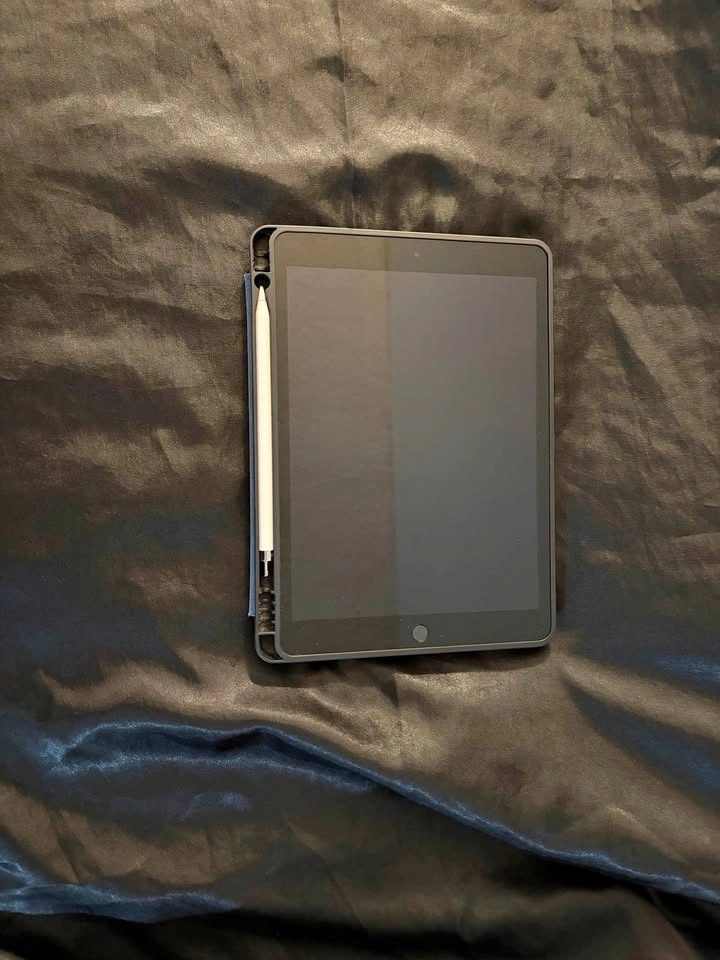 iPad 9th Generation, Apple Pencil, Charger, & Case