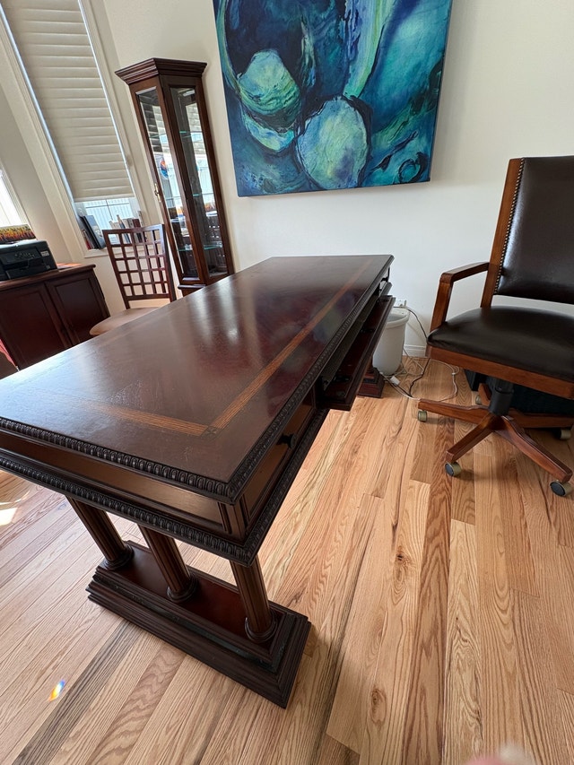 Mahogany executive desk by Bombay Canada - photo 2