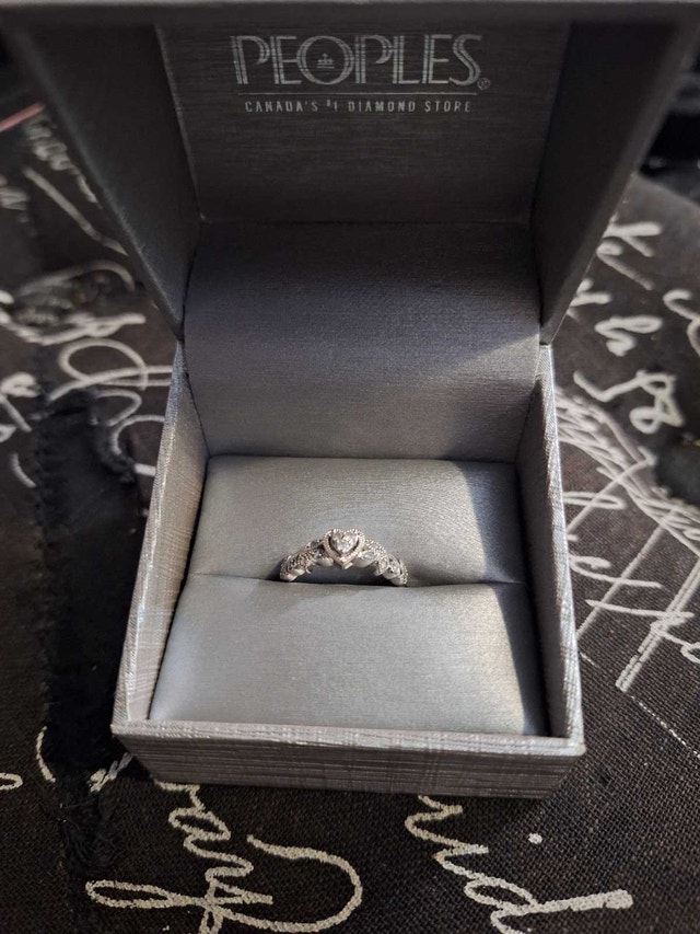 0.115 CT. T.W. Diamond Heart Frame Filigree Vintage-Style