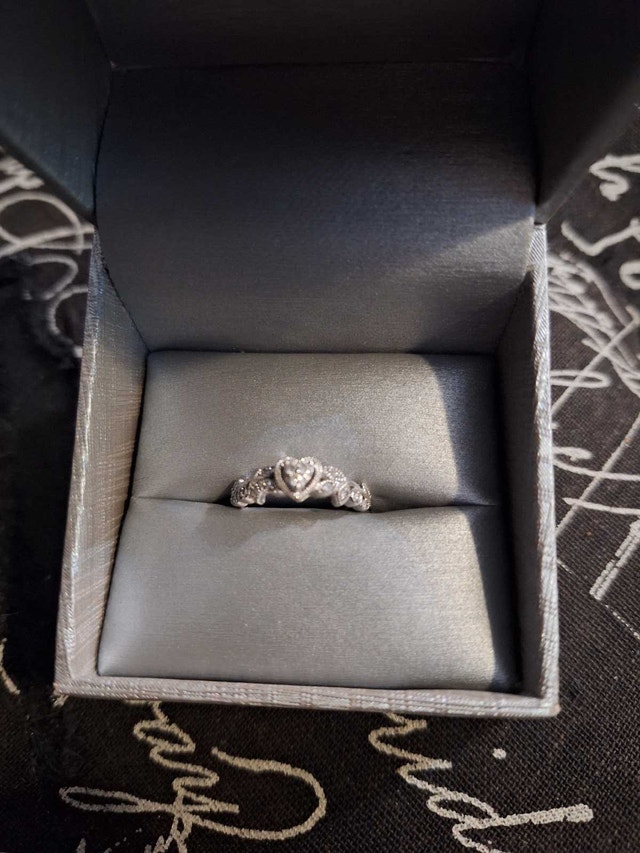 0.115 CT. T.W. Diamond Heart Frame Filigree Vintage-Style - photo 3