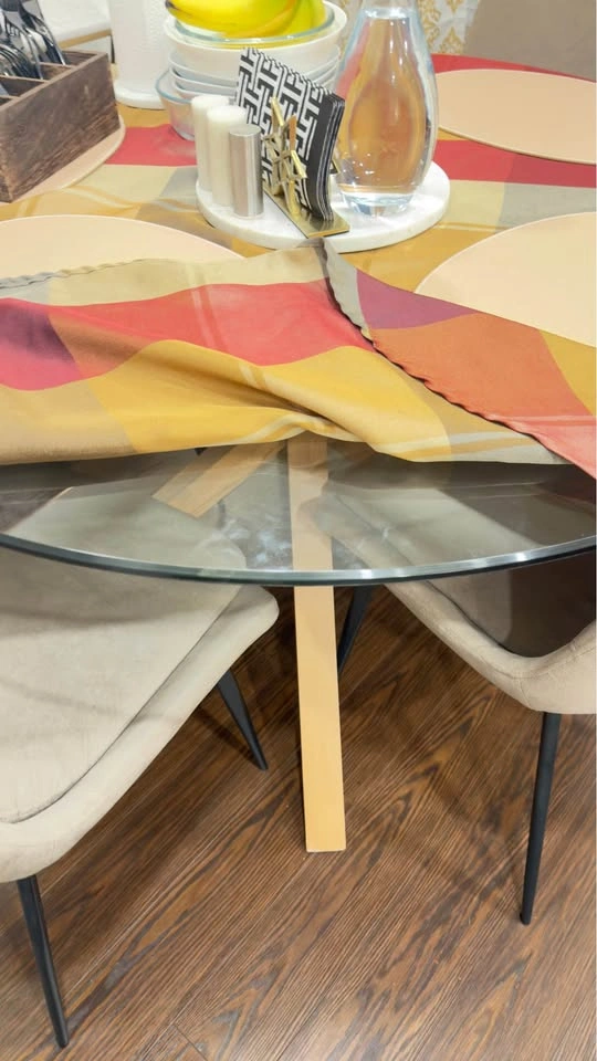 4 Seater Glass Top Dining Table - photo 3