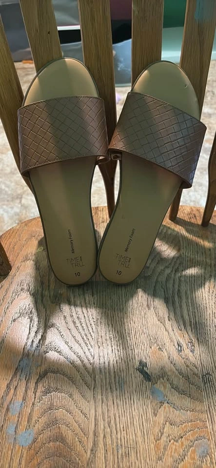 Time and Tru Sandals - photo 2