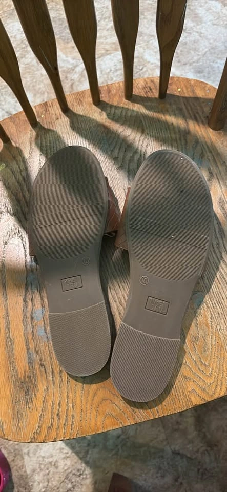 Time and Tru Sandals - photo 3
