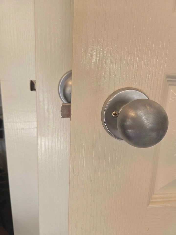 White 3-Panel Interior Door with Hardware - photo 4