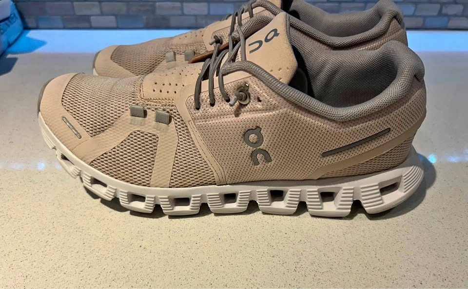 On Cloud 5 running sneakers