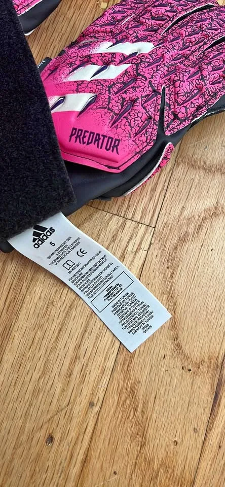 Adidas Kids Predator Gloves Pink/Black, Size 5