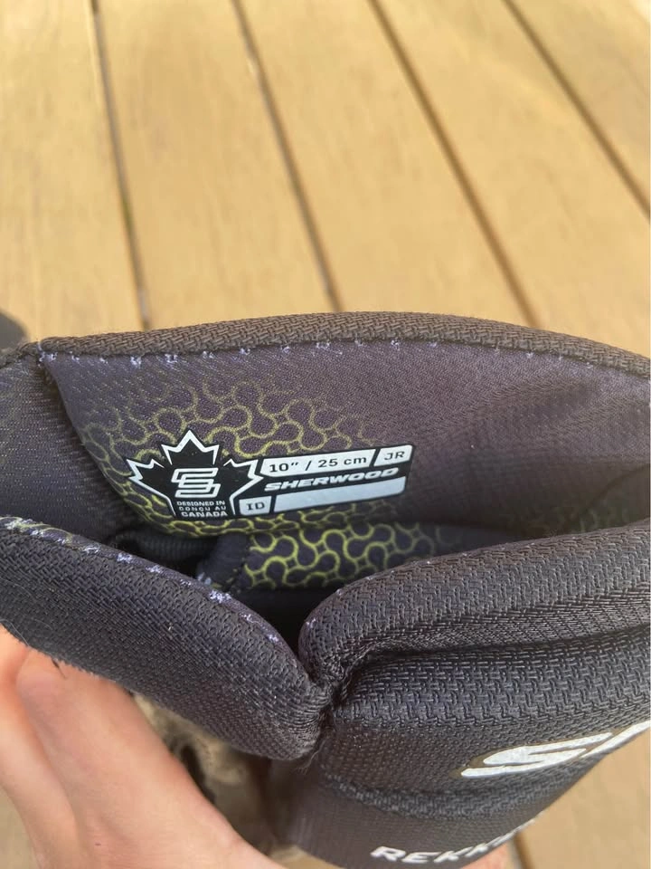 Sherwood JR Hockey Gloves 10’’ - photo 2