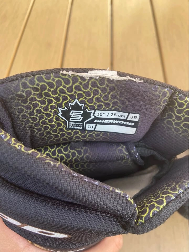 Sherwood JR Hockey Gloves 10’’ - photo 3