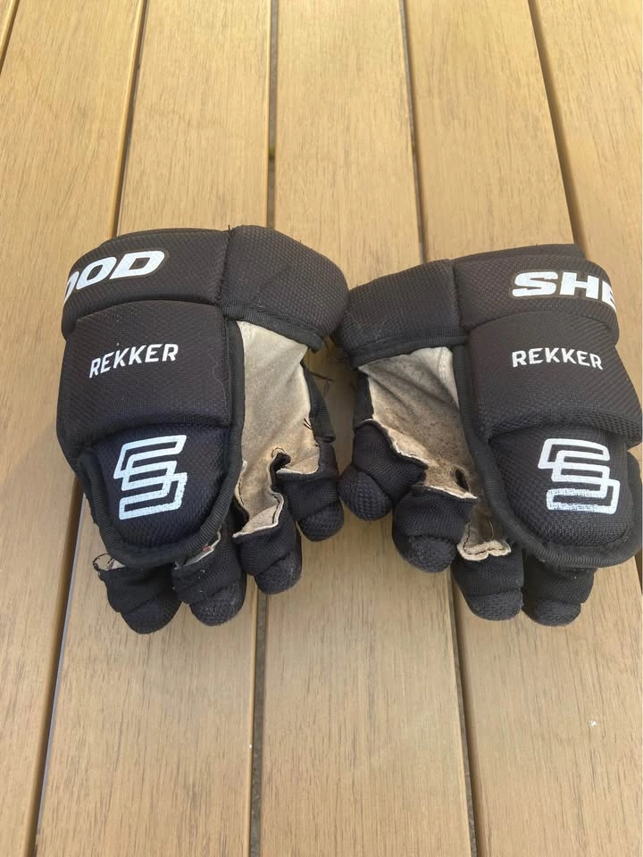 Sherwood JR Hockey Gloves 10’’ - photo 4