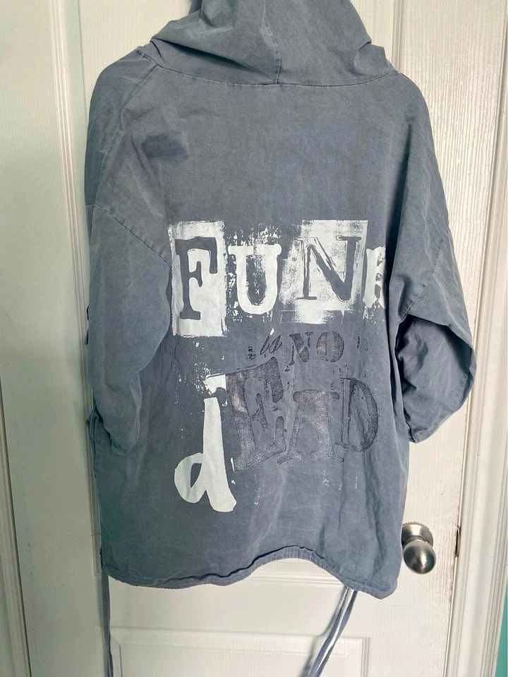 BLUE GRAPHIC HOODED PULLOVER