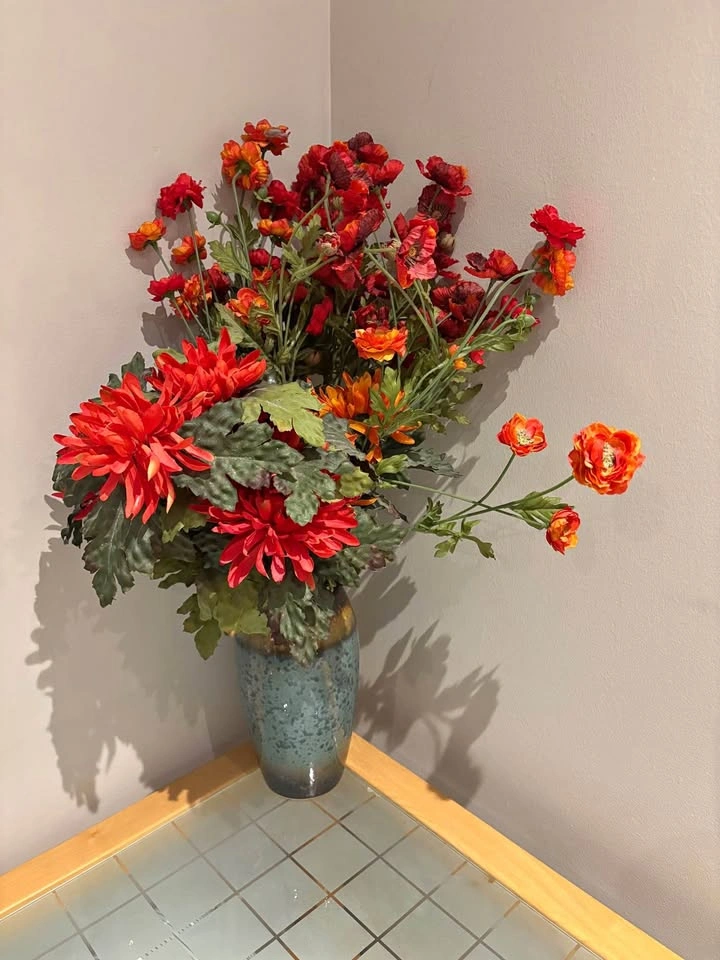 Blue/Brown ceramic vase with silk red flowers