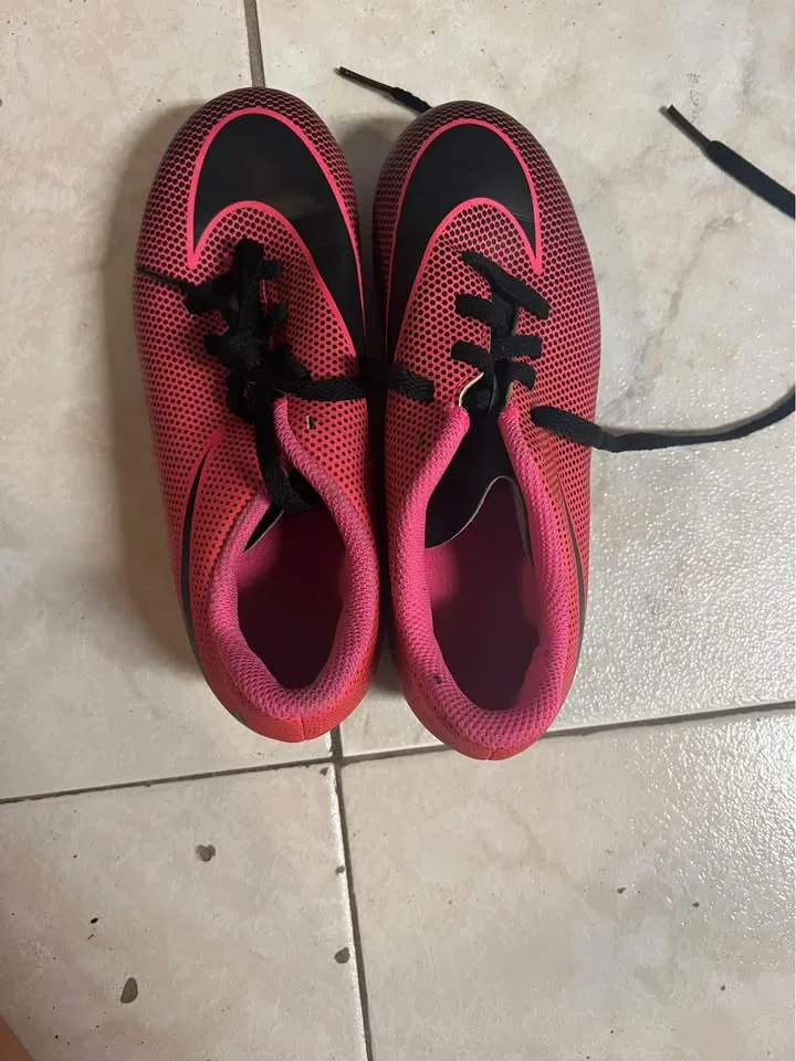 Size 1 soccer cleats Nike pink image indicator(2)