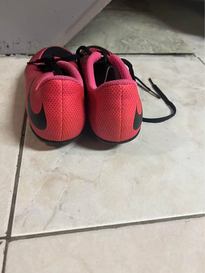 Size 1 soccer cleats Nike pink image indicator(3)
