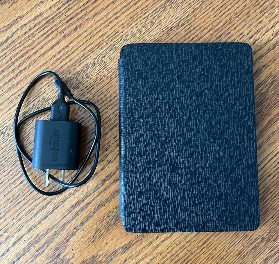 Amazon Kindle Paperwhite 10th Gen with Case and Charger - photo 2