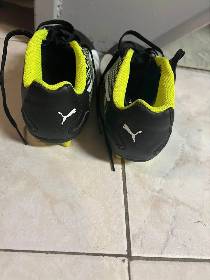 4.5 yellow black soccer cleats puma image indicator(2)