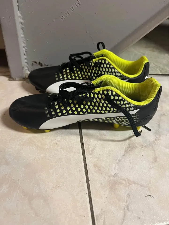 4.5 yellow black soccer cleats puma image indicator(3)