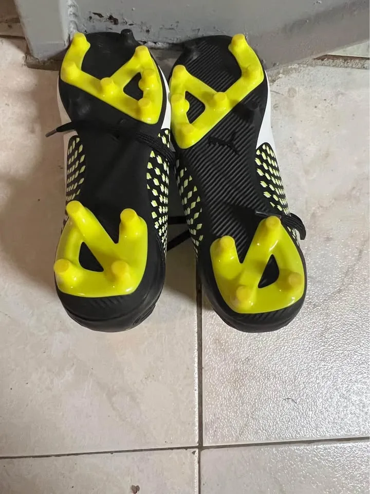 4.5 yellow black soccer cleats puma image indicator(4)