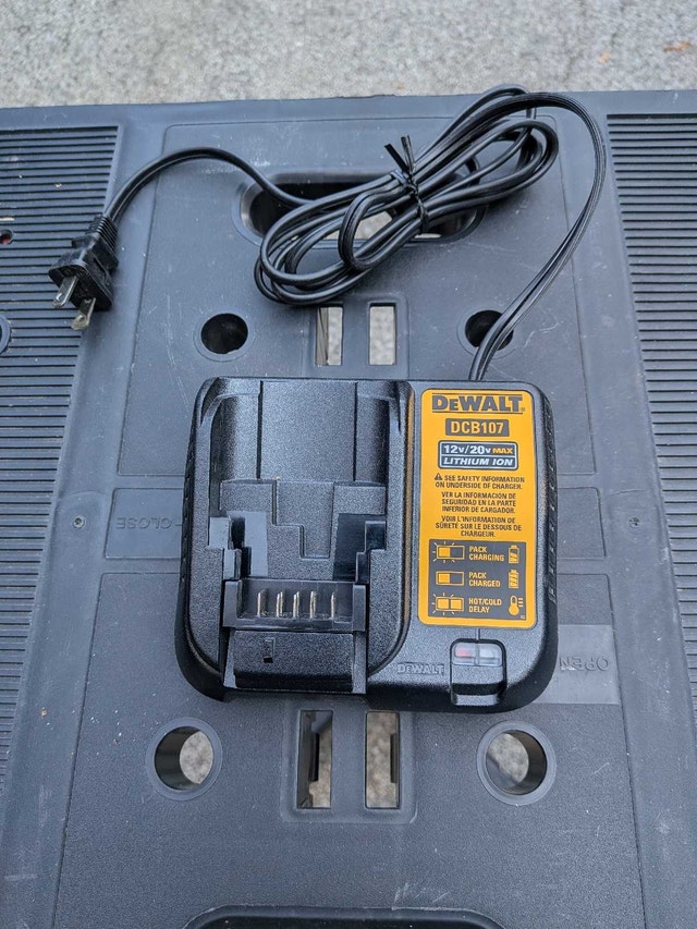 DeWalt DCB107 Battery Charger