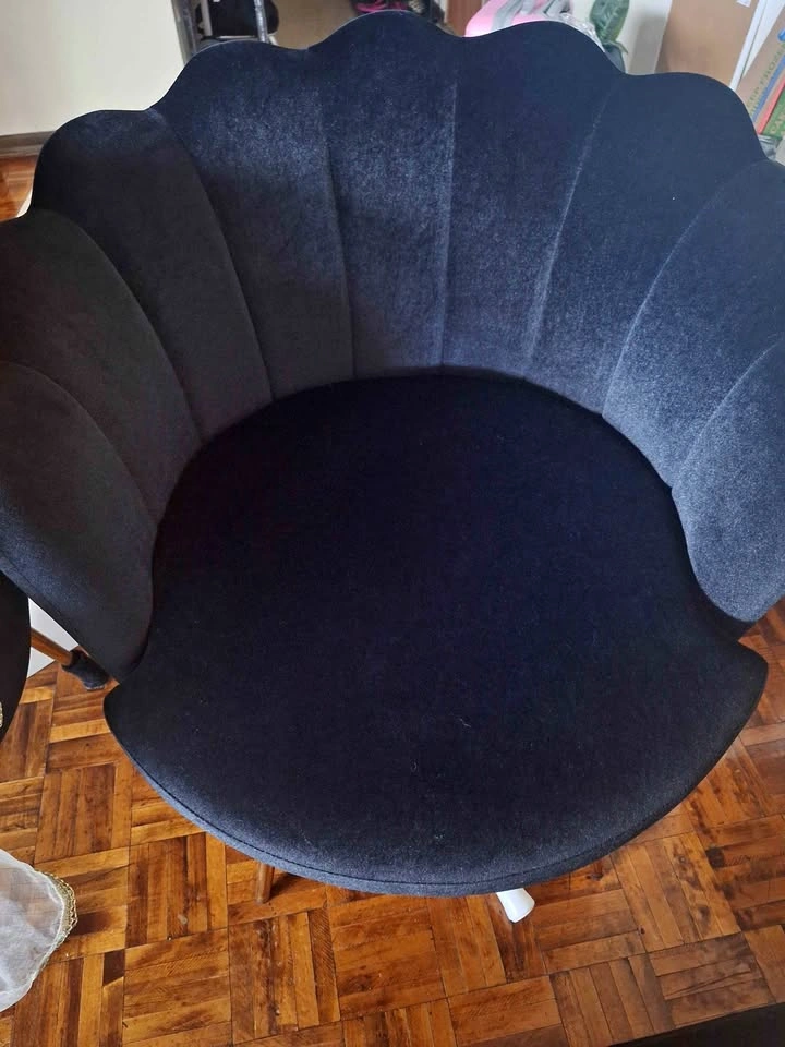Black Velvet Scallop Shell Chair