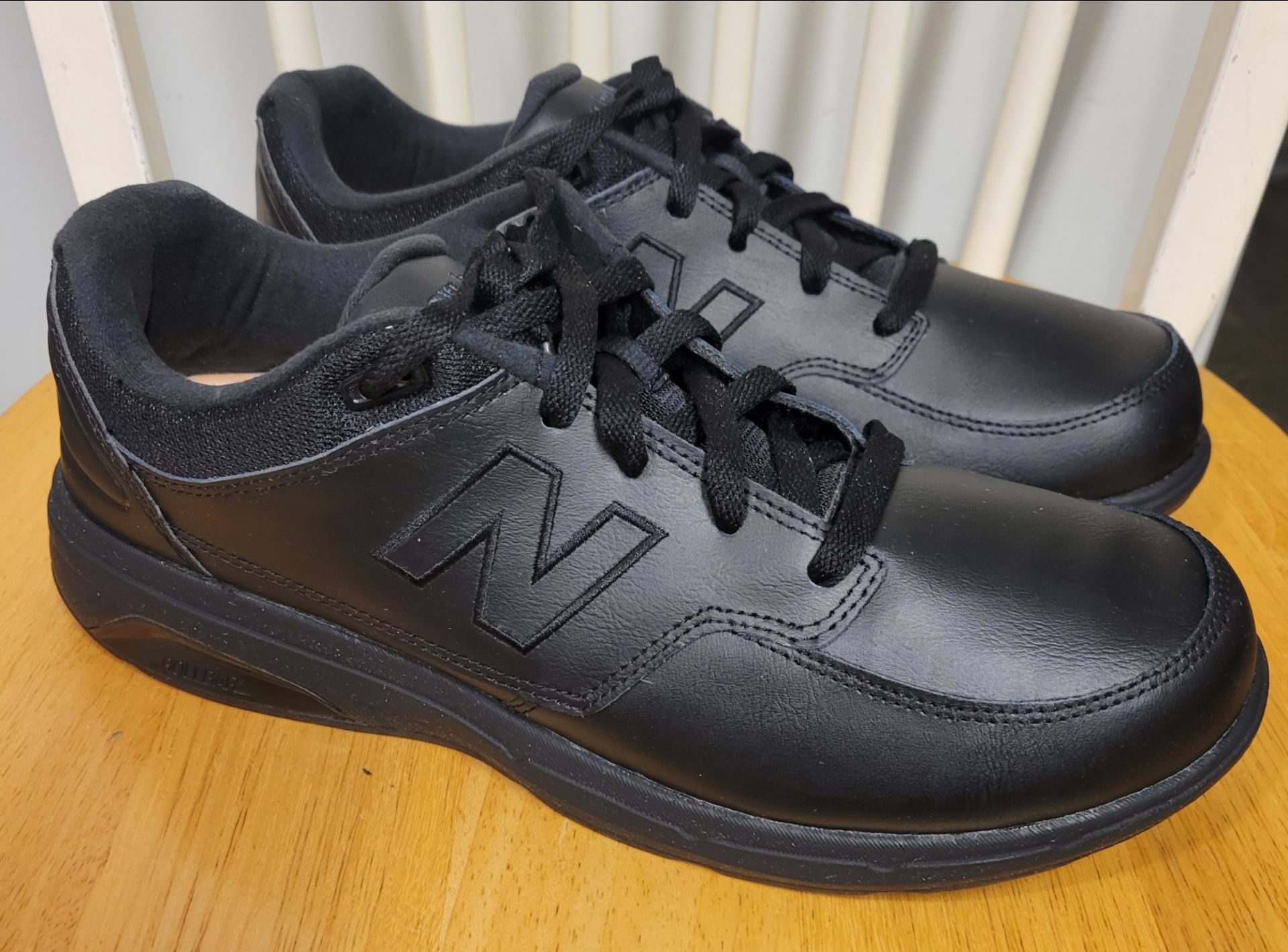 New Balance 813 Black Leather Mens Walking Shoes Size 10 4E