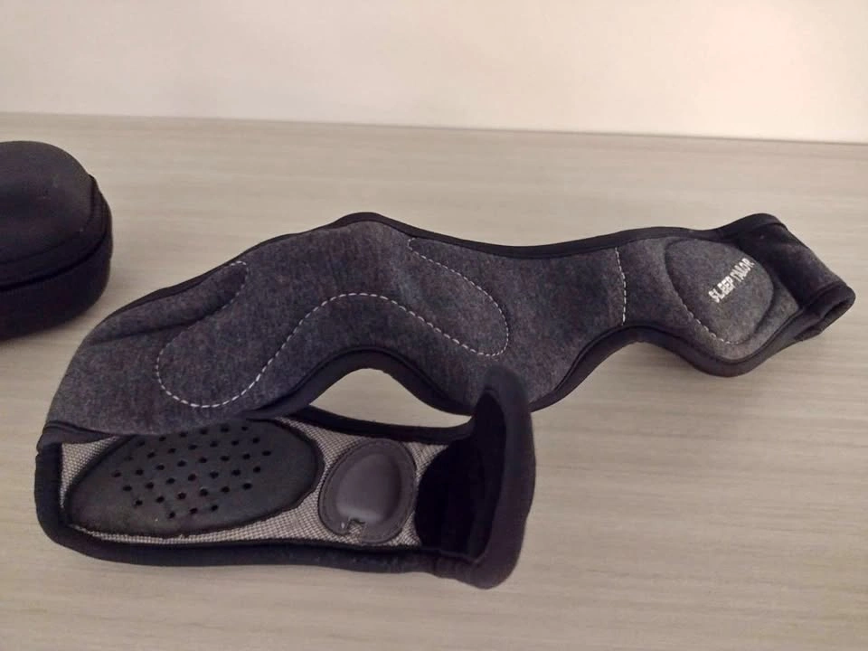 Sleep mask with speakers