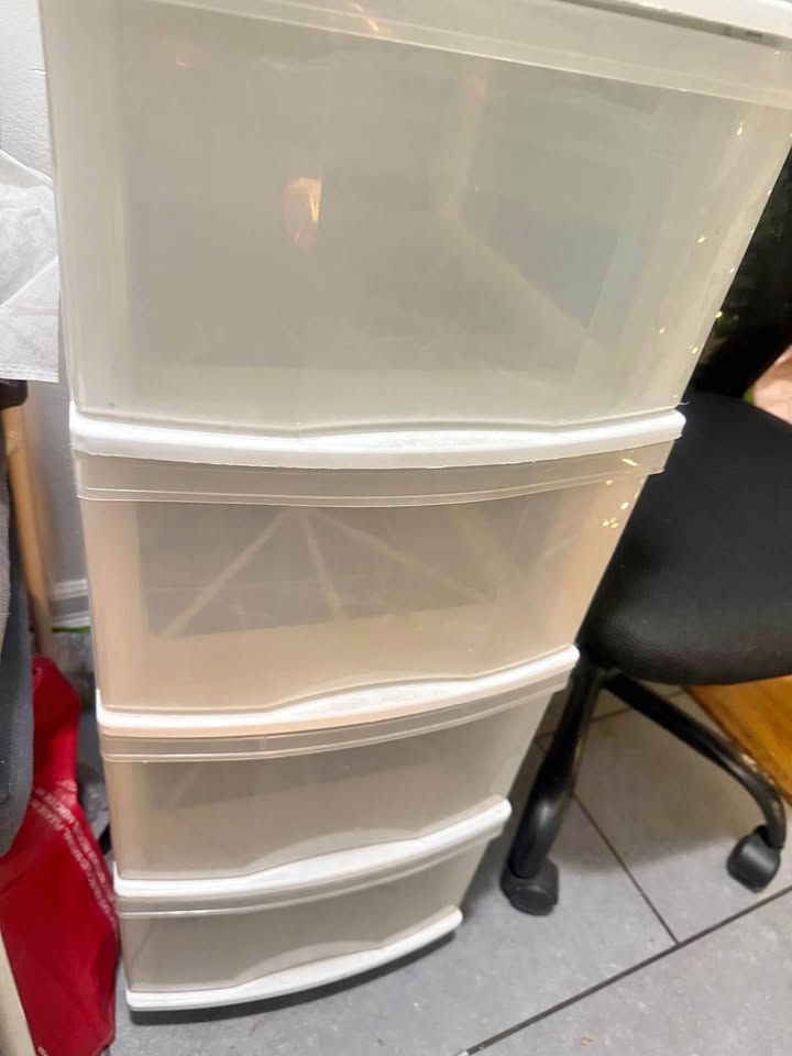 Plastic storage bin with 5 drawers