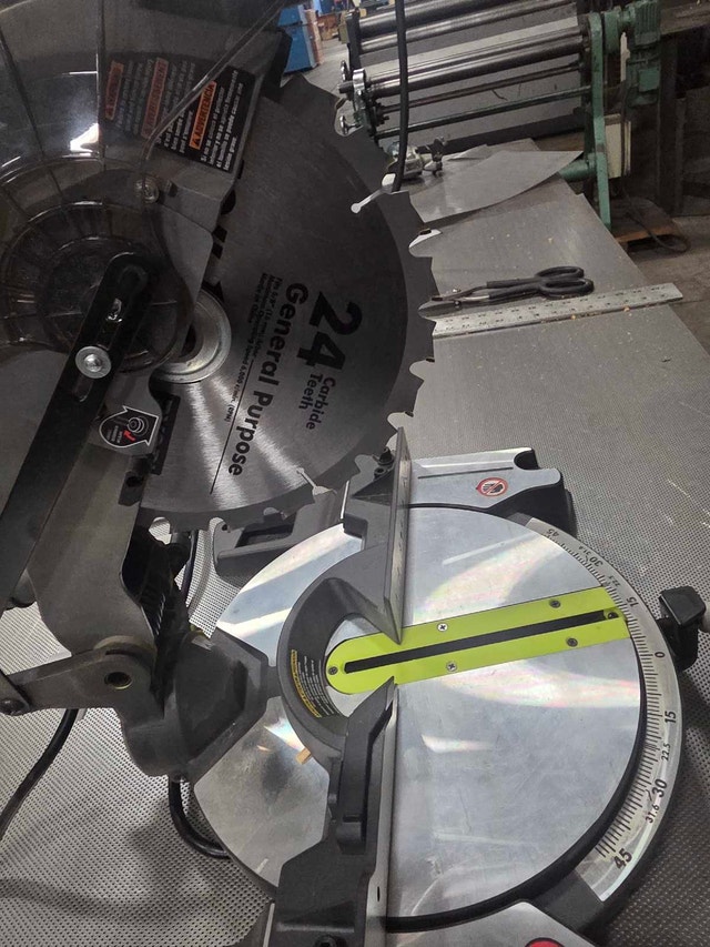 RYOBI TS1346 10" Compound Miter Saw – Excellent Condition - photo 2