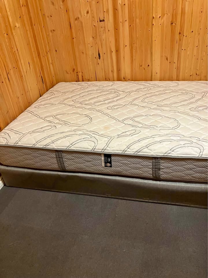Serta Hegewood Queen mattress and box