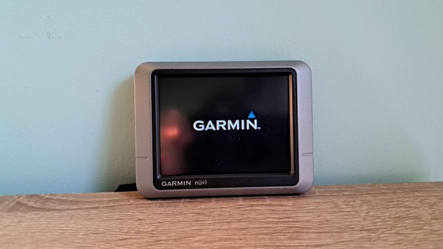 Updated Garmin Nuvi 200 GPS Navigator - photo 2