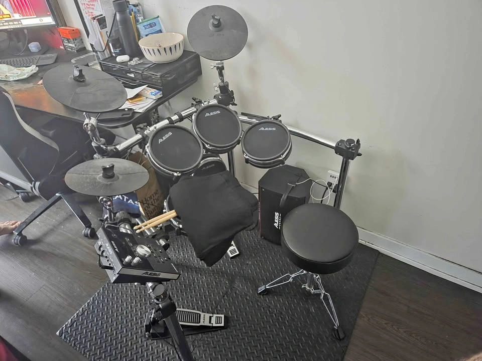 Alesis Command Mesh Drumkit + Strike 8 AMP + Throne