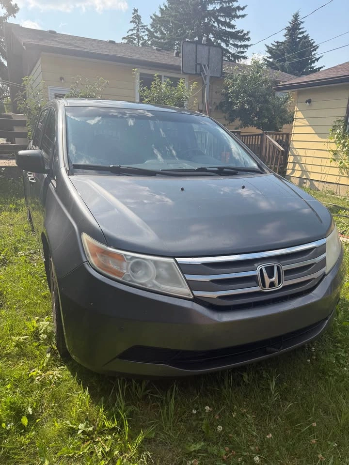 2012 Honda Odyssey - photo 2