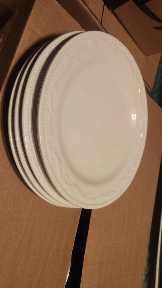 Elegant Lace Soup Tureen and Matching Plates Set - photo 2